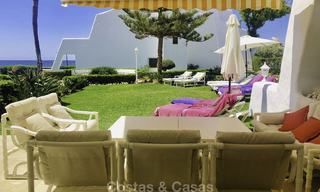 Maravillosa casa adosada en primera línea de playa con vistas al mar en venta, en la prestigiosa Milla de Oro de Marbella 13706 