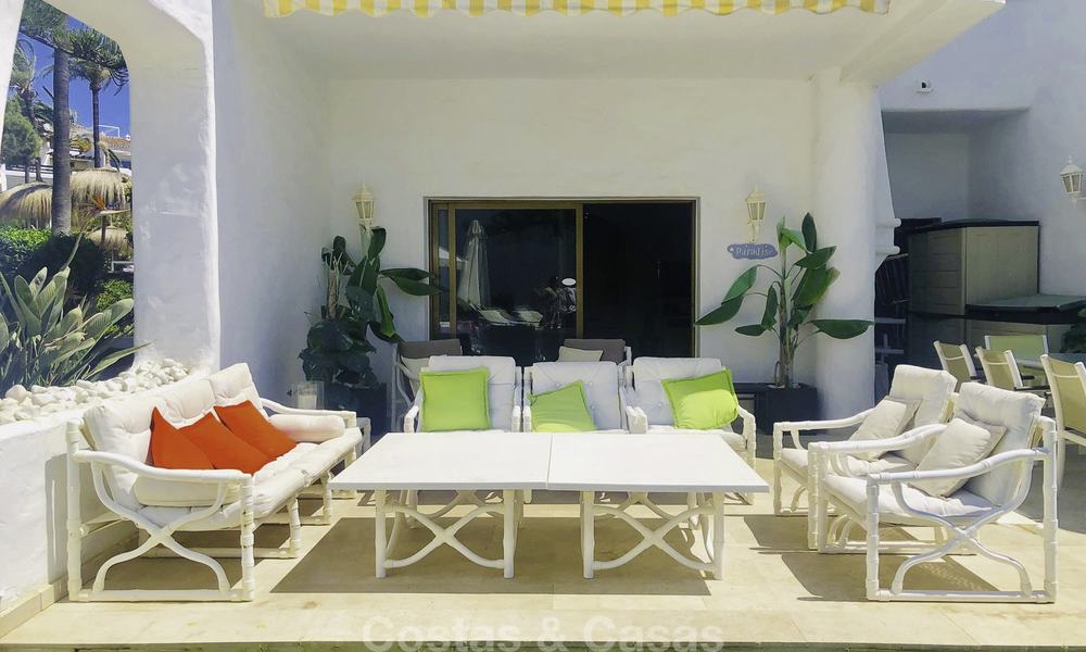 Maravillosa casa adosada en primera línea de playa con vistas al mar en venta, en la prestigiosa Milla de Oro de Marbella 13707