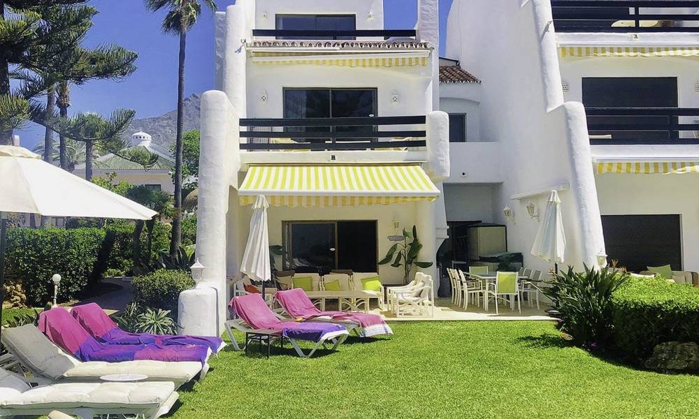 Maravillosa casa adosada en primera línea de playa con vistas al mar en venta, en la prestigiosa Milla de Oro de Marbella 13708