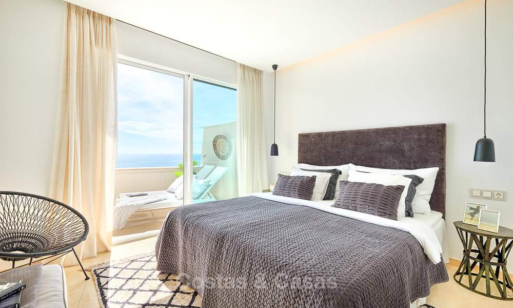 Apartamentos y áticos en venta en un lujoso complejo de playa en la Nueva Milla de Oro, entre Marbella y Estepona 13801