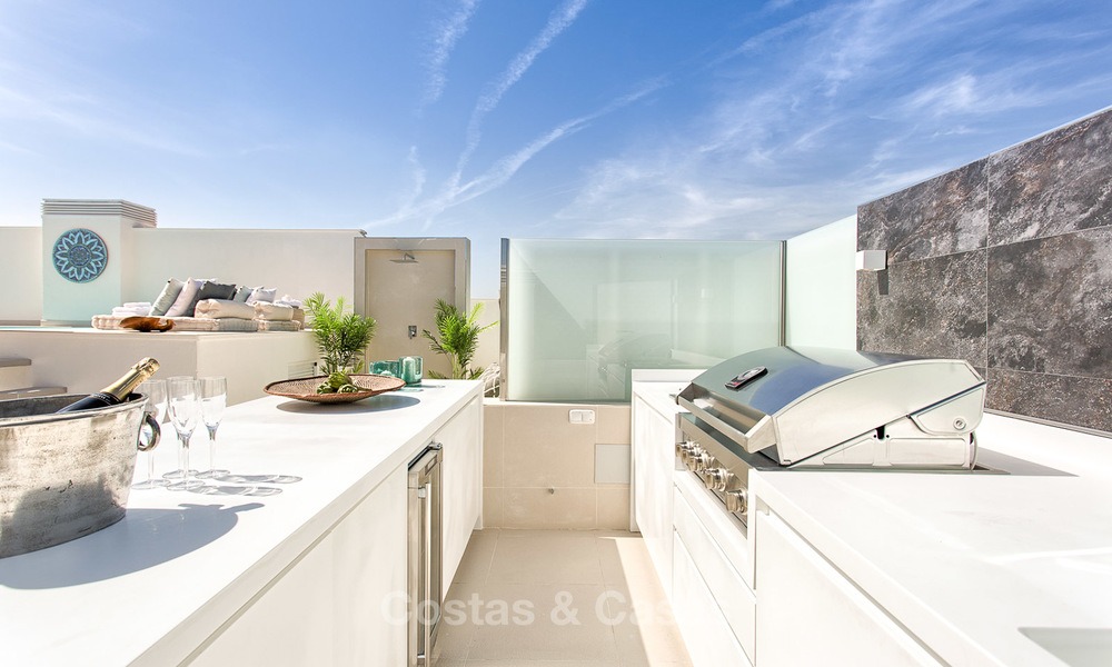 Apartamentos y áticos en venta en un lujoso complejo de playa en la Nueva Milla de Oro, entre Marbella y Estepona 13796