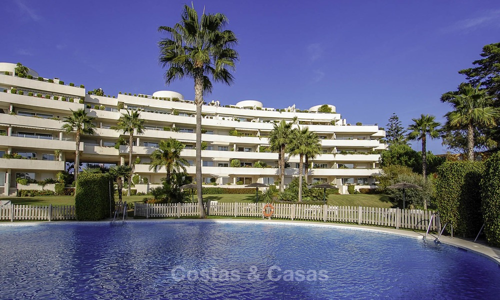 Apartamentos y áticos en venta en un lujoso complejo de playa en la Nueva Milla de Oro, entre Marbella y Estepona 13770