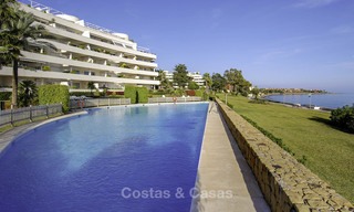 Apartamentos y áticos en venta en un lujoso complejo de playa en la Nueva Milla de Oro, entre Marbella y Estepona 13773 