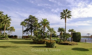 Apartamentos y áticos en venta en un lujoso complejo de playa en la Nueva Milla de Oro, entre Marbella y Estepona 13775 