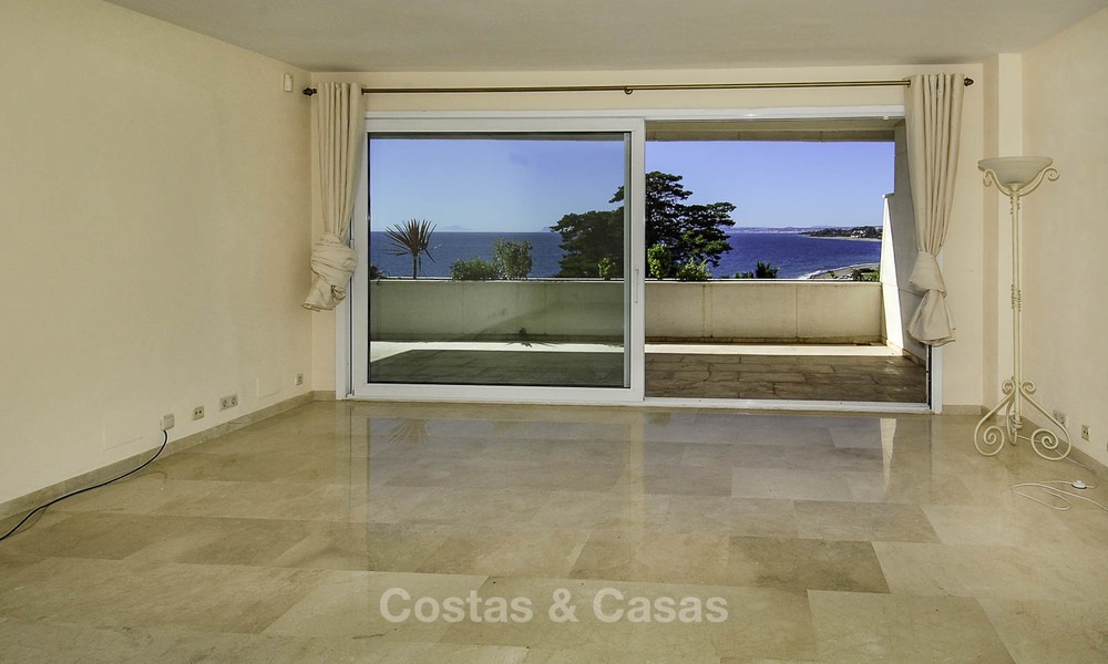 Apartamentos y áticos en venta en un lujoso complejo de playa en la Nueva Milla de Oro, entre Marbella y Estepona 13776