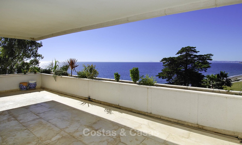 Apartamentos y áticos en venta en un lujoso complejo de playa en la Nueva Milla de Oro, entre Marbella y Estepona 13777