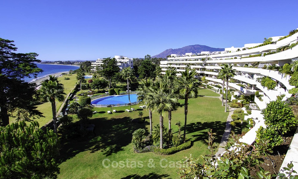 Apartamentos y áticos en venta en un lujoso complejo de playa en la Nueva Milla de Oro, entre Marbella y Estepona 13778
