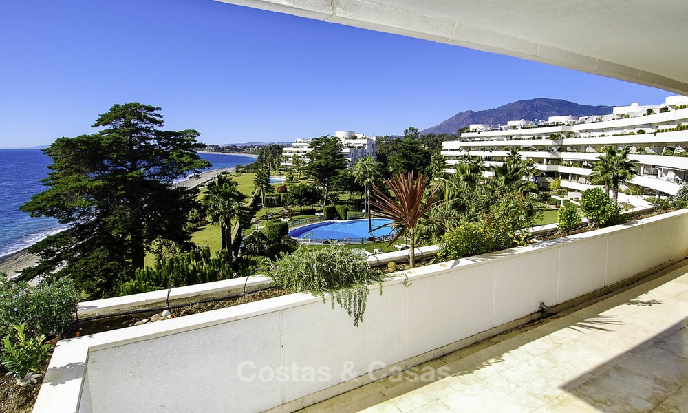 Apartamentos y áticos en venta en un lujoso complejo de playa en la Nueva Milla de Oro, entre Marbella y Estepona 13785