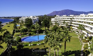 Apartamentos y áticos en venta en un lujoso complejo de playa en la Nueva Milla de Oro, entre Marbella y Estepona 13787 