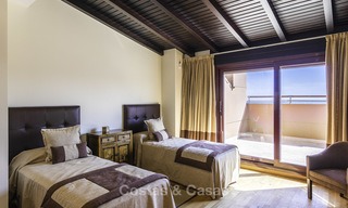 Excepcional ático apartamento de lujo frente al mar en venta en un prestigioso complejo en Puerto Banús - Marbella 13881 