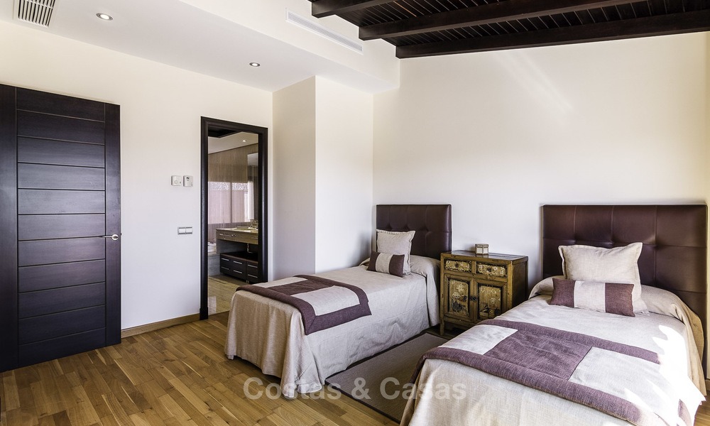 Excepcional ático apartamento de lujo frente al mar en venta en un prestigioso complejo en Puerto Banús - Marbella 13884