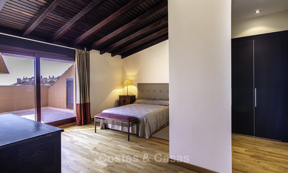 Excepcional ático apartamento de lujo frente al mar en venta en un prestigioso complejo en Puerto Banús - Marbella 13885