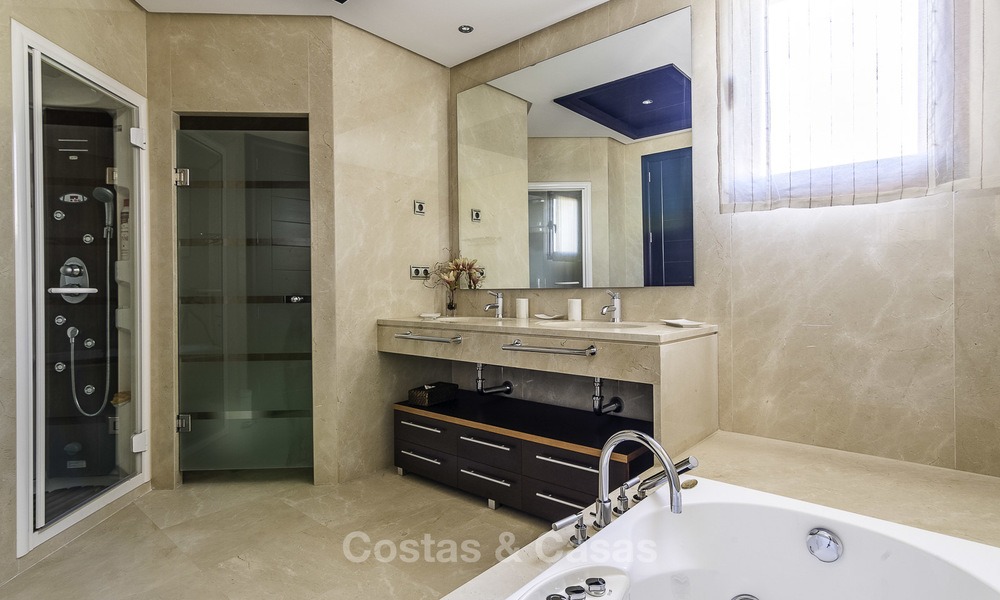 Excepcional ático apartamento de lujo frente al mar en venta en un prestigioso complejo en Puerto Banús - Marbella 13887