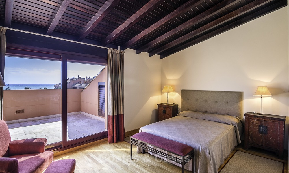 Excepcional ático apartamento de lujo frente al mar en venta en un prestigioso complejo en Puerto Banús - Marbella 13888