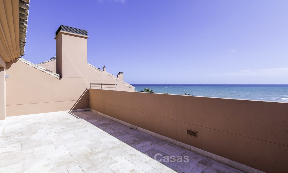 Excepcional ático apartamento de lujo frente al mar en venta en un prestigioso complejo en Puerto Banús - Marbella 13889