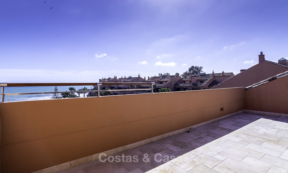 Excepcional ático apartamento de lujo frente al mar en venta en un prestigioso complejo en Puerto Banús - Marbella 13890