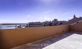 Excepcional ático apartamento de lujo frente al mar en venta en un prestigioso complejo en Puerto Banús - Marbella 13890 
