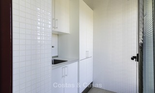 Excepcional ático apartamento de lujo frente al mar en venta en un prestigioso complejo en Puerto Banús - Marbella 13900 