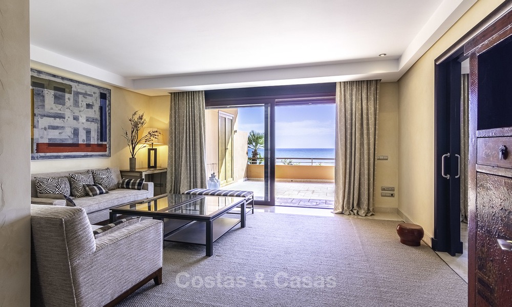 Excepcional ático apartamento de lujo frente al mar en venta en un prestigioso complejo en Puerto Banús - Marbella 13901