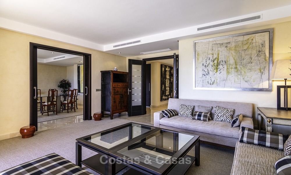 Excepcional ático apartamento de lujo frente al mar en venta en un prestigioso complejo en Puerto Banús - Marbella 13903