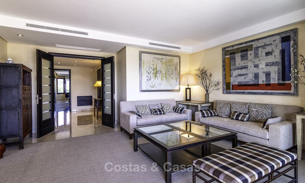 Excepcional ático apartamento de lujo frente al mar en venta en un prestigioso complejo en Puerto Banús - Marbella 13904