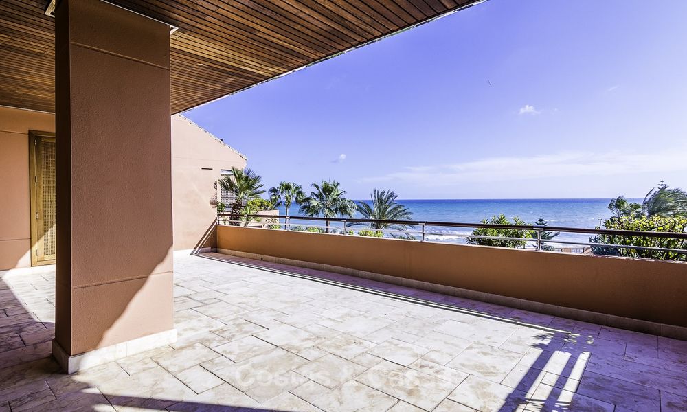 Excepcional ático apartamento de lujo frente al mar en venta en un prestigioso complejo en Puerto Banús - Marbella 13907
