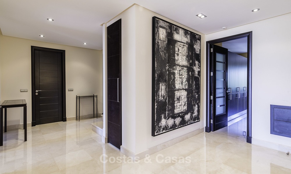 Excepcional ático apartamento de lujo frente al mar en venta en un prestigioso complejo en Puerto Banús - Marbella 13910