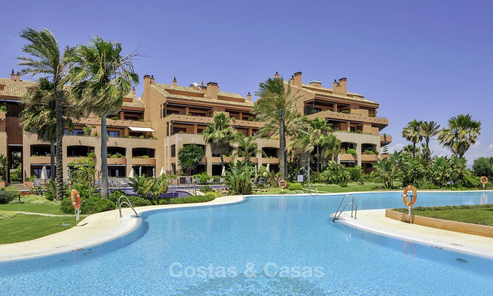 Excepcional ático apartamento de lujo frente al mar en venta en un prestigioso complejo en Puerto Banús - Marbella 13931