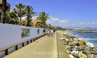 Excepcional ático apartamento de lujo frente al mar en venta en un prestigioso complejo en Puerto Banús - Marbella 13935 