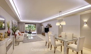 Encantador apartamento de lujo junto a la playa en venta en una elegante urbanización - Estepona Este - Marbella 13916 