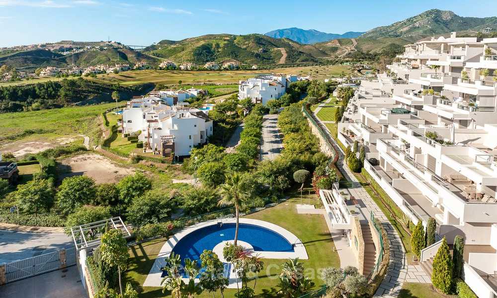 Los Arrayanes Golf: Modernos, amplios y lujosos apartamentos y áticos en venta en Marbella - Benahavis 14020