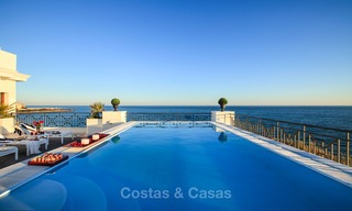 Doncella Beach: Exclusivos apartamentos y áticos en primera línea de playa en venta en Estepona 14047 