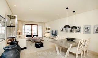 Doncella Beach: Exclusivos apartamentos y áticos en primera línea de playa en venta en Estepona 14026 