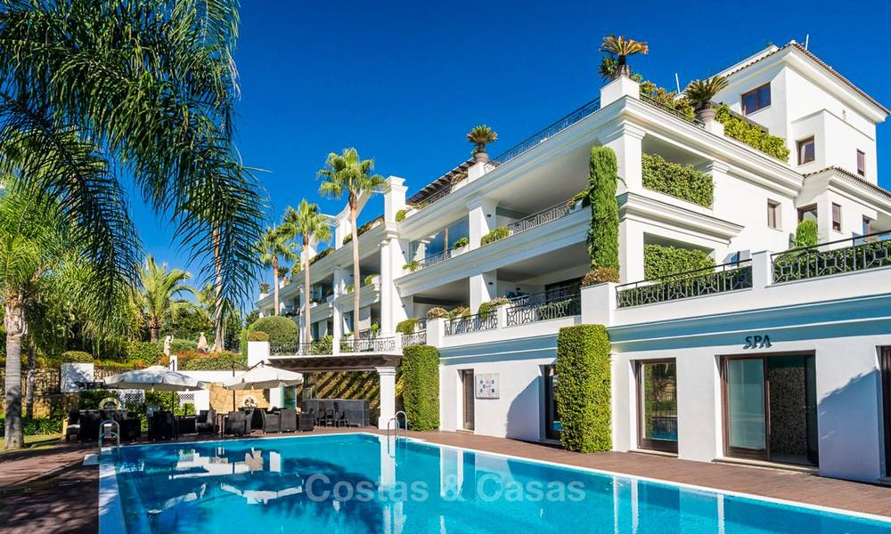 Doncella Beach: Exclusivos apartamentos y áticos en primera línea de playa en venta en Estepona 14054