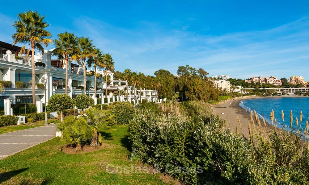 Doncella Beach: Exclusivos apartamentos y áticos en primera línea de playa en venta en Estepona 14036