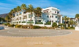 Doncella Beach: Exclusivos apartamentos y áticos en primera línea de playa en venta en Estepona 14039 