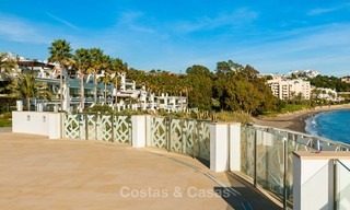 Doncella Beach: Exclusivos apartamentos y áticos en primera línea de playa en venta en Estepona 14042 