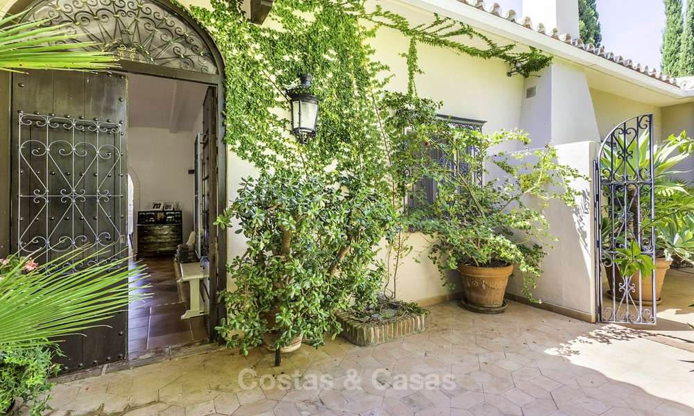 Encantadora villa de estilo mediterráneo renovada con vistas al mar en venta en Benahavis - Marbella 14127