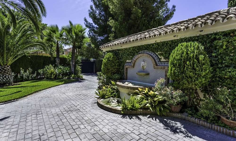 Encantadora villa de estilo mediterráneo renovada con vistas al mar en venta en Benahavis - Marbella 14128