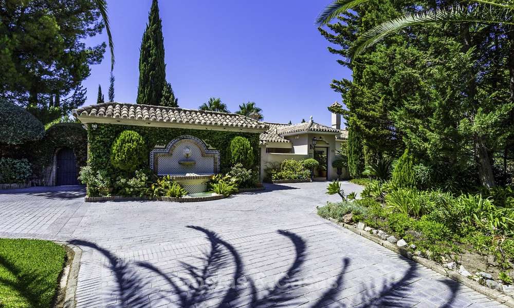 Encantadora villa de estilo mediterráneo renovada con vistas al mar en venta en Benahavis - Marbella 14129