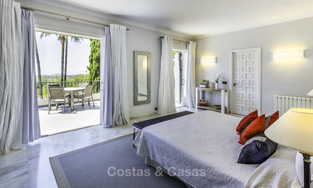 Encantadora villa de estilo mediterráneo renovada con vistas al mar en venta en Benahavis - Marbella 14133