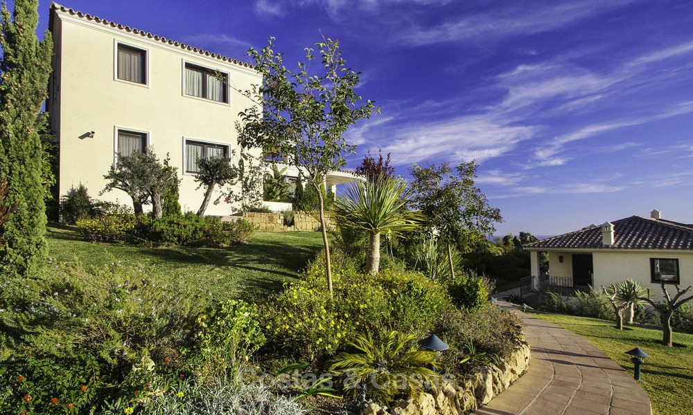 Se vende: clásica villa con vistas panorámicas al mar en un resort de golf de clase mundial en Benahavis - Marbella 14163