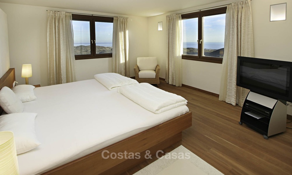 Se vende: clásica villa con vistas panorámicas al mar en un resort de golf de clase mundial en Benahavis - Marbella 14169