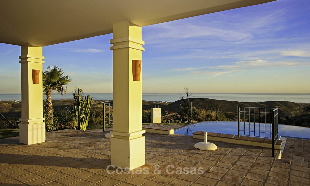 Se vende: clásica villa con vistas panorámicas al mar en un resort de golf de clase mundial en Benahavis - Marbella 14174