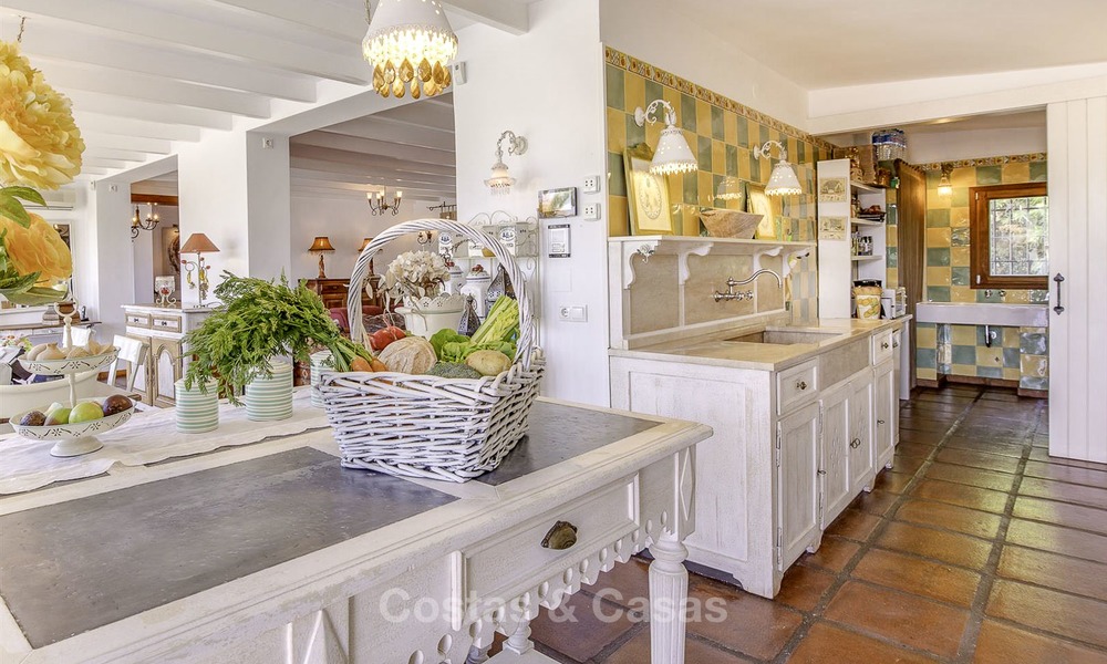 Encantadora villa en venta, muy espacioso estilo mediterráneo, a poca distancia de la playa en Marbella Este 14470
