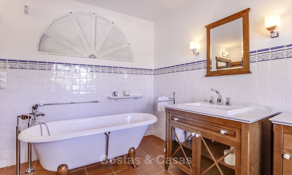 Encantadora villa en venta, muy espacioso estilo mediterráneo, a poca distancia de la playa en Marbella Este 14473