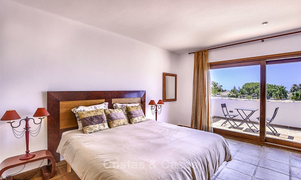 Encantadora villa en venta, muy espacioso estilo mediterráneo, a poca distancia de la playa en Marbella Este 14475