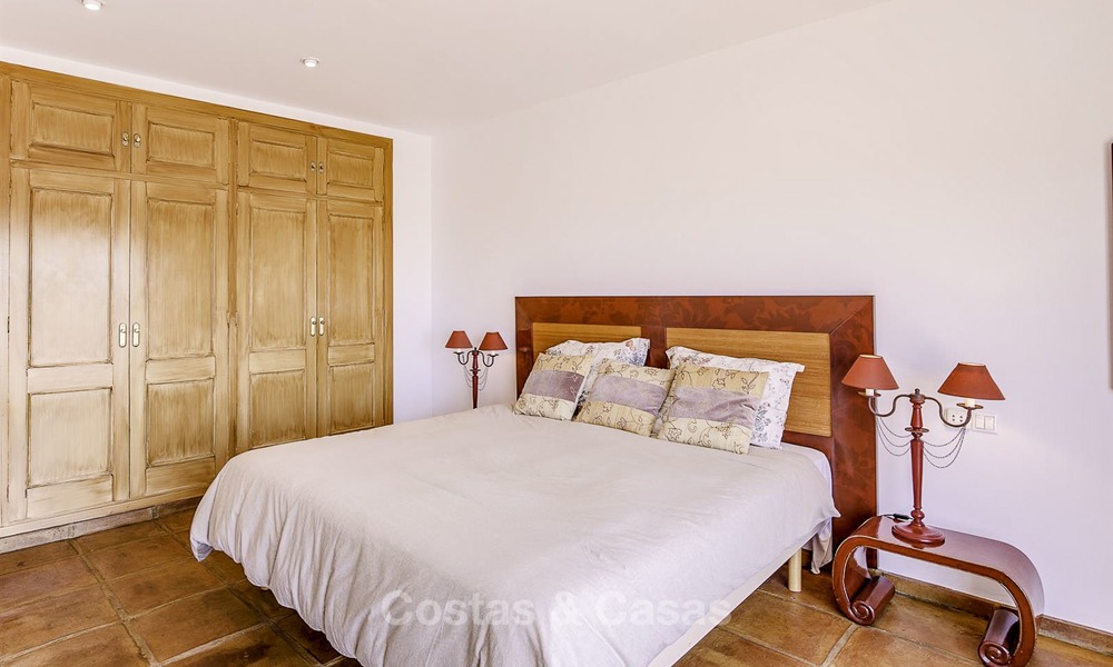 Encantadora villa en venta, muy espacioso estilo mediterráneo, a poca distancia de la playa en Marbella Este 14476