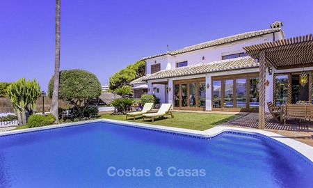 Encantadora villa en venta, muy espacioso estilo mediterráneo, a poca distancia de la playa en Marbella Este 14482