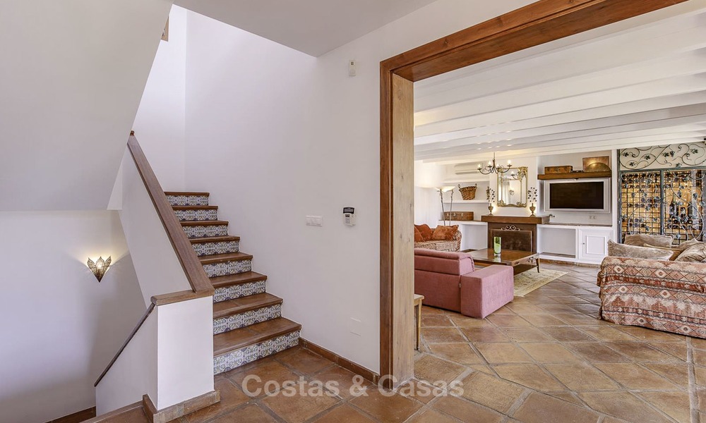 Encantadora villa en venta, muy espacioso estilo mediterráneo, a poca distancia de la playa en Marbella Este 14483